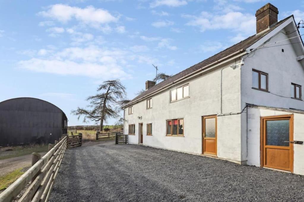 Upper Caerfaelog Farmhouse Llanbister Екстериор снимка